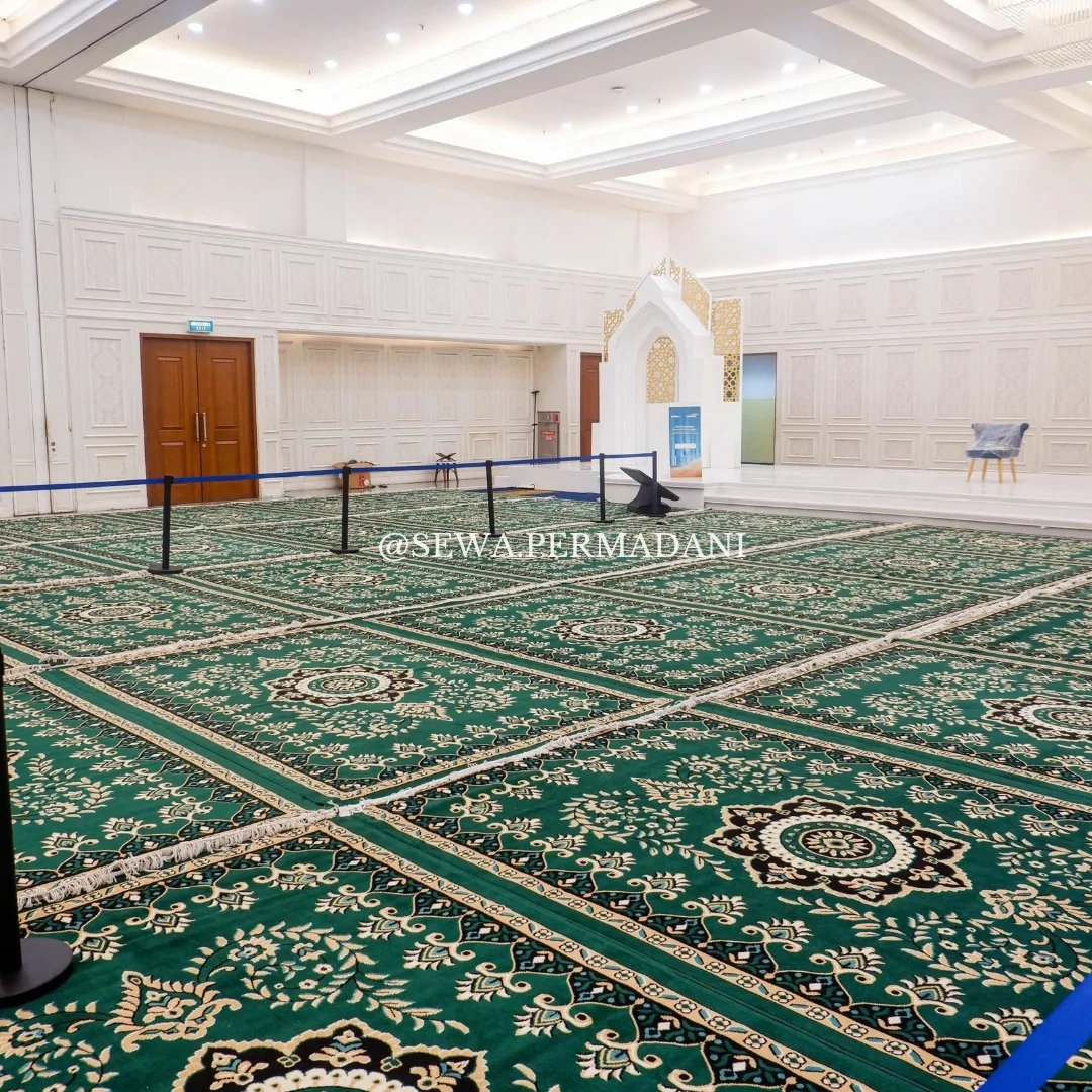 Dokumentasi pemasangan karpet permadani hijau di Menara Mandiri